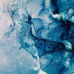 Encre bleue diffusée sur fond clair, motif abstrait