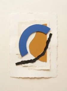Collage de papiers : un arc bleu, une forme ocre, un trait noir, œuvre d’Anaïs Duval