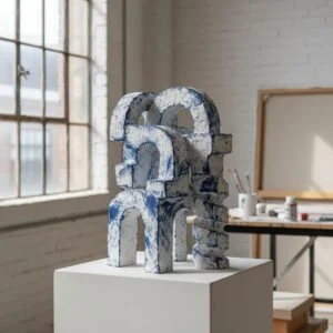 Sculpture en céramique bleue et blanche dans l’atelier, œuvre de Clara Belmonte