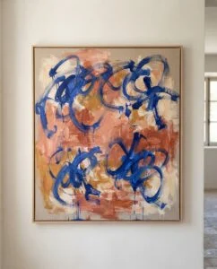 Peinture abstraite à traits bleus sur fond orangé, œuvre de Léonie Hart